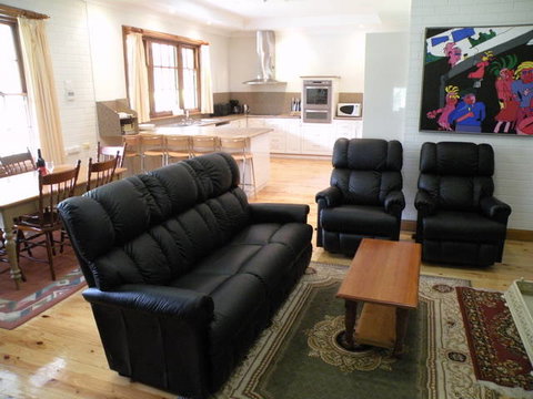 Pinkerton Hill (Naracoorte Cottages) - Tourism Gold Coast 0