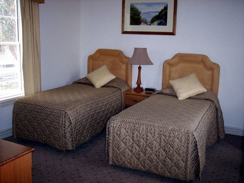 Ross Motel & Caravan Park - Tourism Gold Coast 1