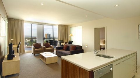 Oaks Embassy Hotel - Tourism Gold Coast 6