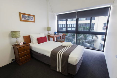 Y Hotel Hyde Park - Tourism Gold Coast 0