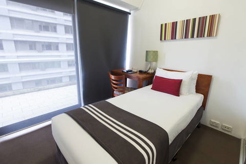Y Hotel Hyde Park - Tourism Gold Coast 2