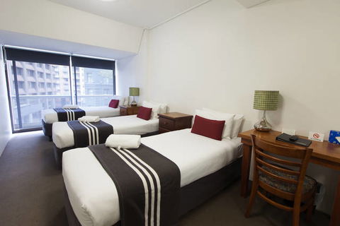 Y Hotel Hyde Park - Tourism Gold Coast 3