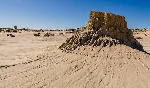 Walls Of China - Tourism Gold Coast 0