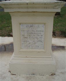 The Coronation Lamp Memorial - Tourism Gold Coast 1