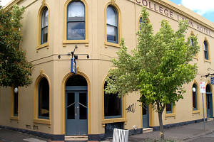 The College Lawn Hotel - Tourism Gold Coast 0
