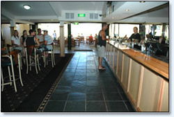 Bateau Bay Hotel - Tourism Gold Coast 0