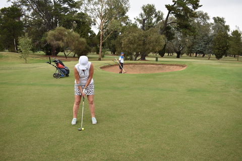 Nine And Dine Golf And Buffet Dinner With Seafood - Tourism Gold Coast 0