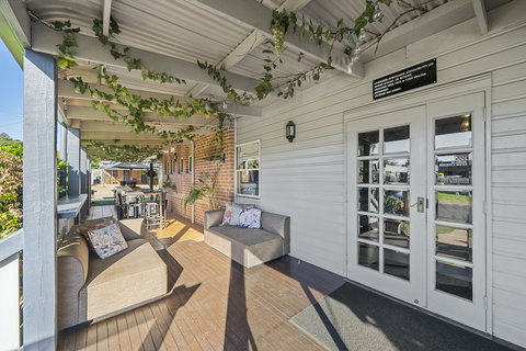 Ambassador On Ruthven - Tourism Gold Coast 1