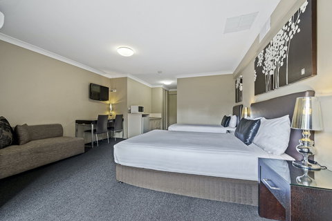 Ambassador On Ruthven - Tourism Gold Coast 5