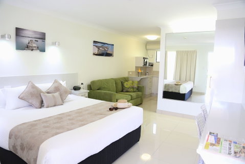 Bay Motel - Tourism Gold Coast 3