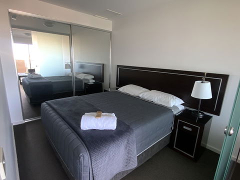 Honeysuckle Executive Apartments - Tourism Gold Coast 6