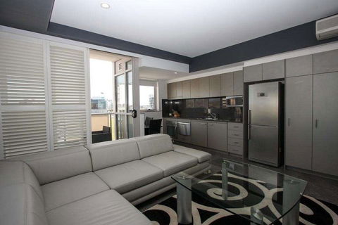Honeysuckle Executive Apartments - Tourism Gold Coast 3
