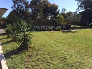 Silver Oaks Motel - Tourism Gold Coast 2