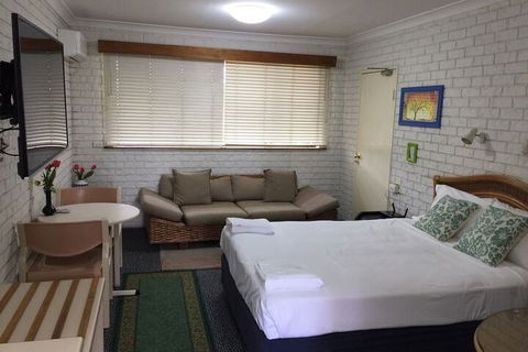Holland Park Motel - Tourism Gold Coast 4