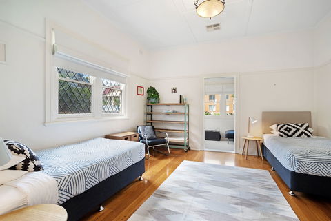 Newcastle Executive Homes - Cooks Hill Cottage - Tourism Gold Coast 6