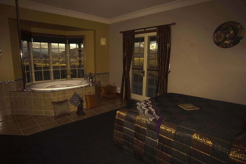 R On The Downs BnB & Spa Cottages - Tourism Gold Coast 7