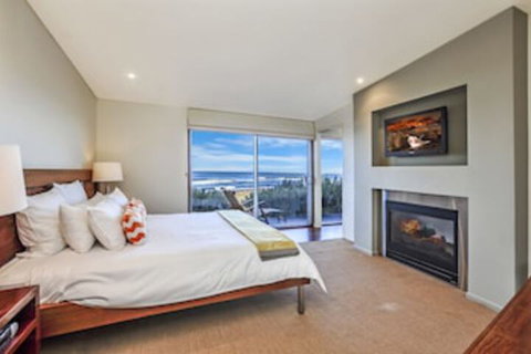 HEARNS BEACHSIDE VILLA 8 - Tourism Gold Coast 0
