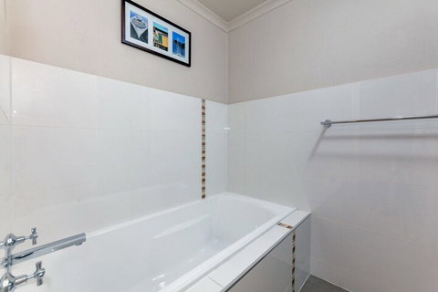 Bay Parklands Beachside Paradise 57 2 Gowrie Ave - Tourism Gold Coast 3