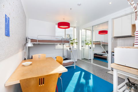 HENRIETTA, Carlton Studio Apartment - Tourism Gold Coast 2