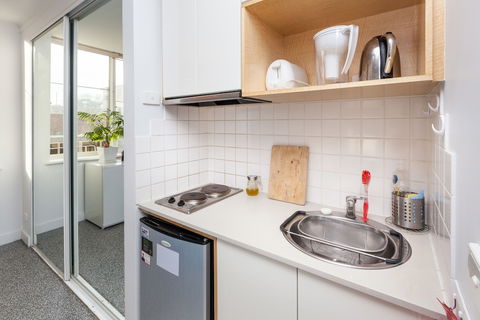 HENRIETTA, Carlton Studio Apartment - Tourism Gold Coast 1