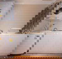 Lovely 5BR house walk to train and shops - Gold Coast