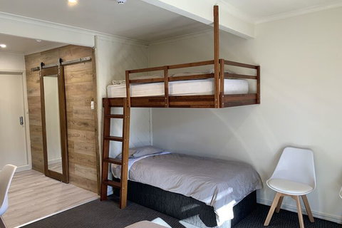 Tyrola 4 - Gold Coast 4