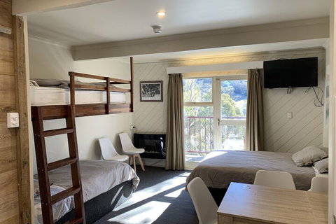 Tyrola 4 - Gold Coast 1