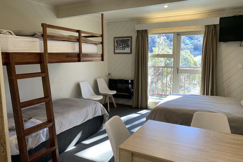 Tyrola 4 - Gold Coast 7