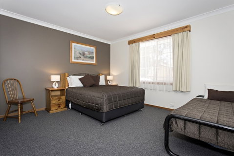 Colonial Motel And Serviced Apartments - Tourism Gold Coast 2