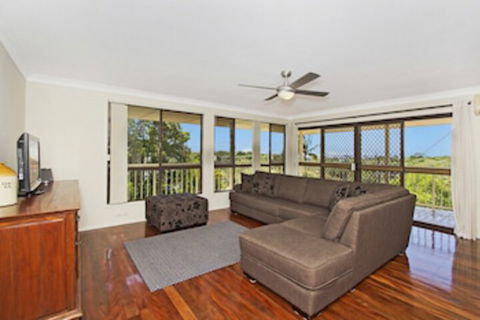 KINGSCLIFF HOLIDAY HOME On The HILL SYDS VIEW - Tourism Gold Coast 0