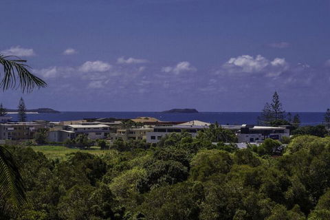 KINGSCLIFF HOLIDAY HOME On The HILL SYDS VIEW - Tourism Gold Coast 2