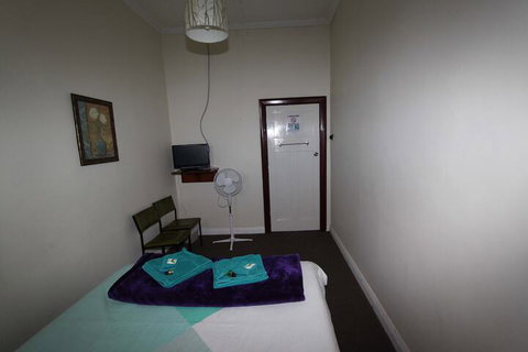 Kaneira Hotel - Tourism Gold Coast 2