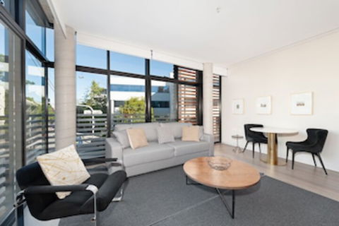 Uber Chic Newtown Designer Pad H392 - Tourism Gold Coast 0
