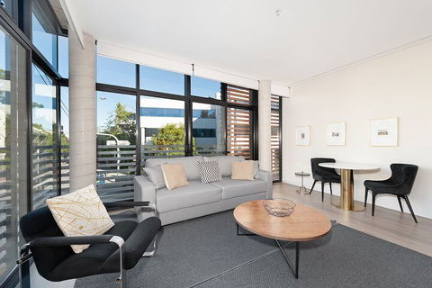 Uber Chic Newtown Designer Pad H392 - Tourism Gold Coast 2