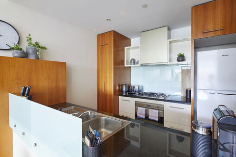 Apt Walking Distance To MCG & Epworth Hospital - Tourism Gold Coast 7