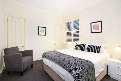 Art Deco In The Cul-de-Sac - Tourism Gold Coast 1