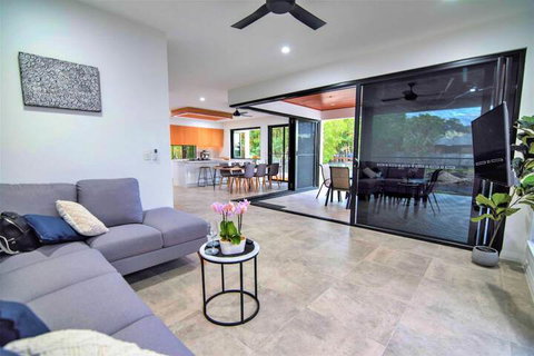 Isle Be Back Waterfront Luxury With Pool - Tourism Gold Coast 7