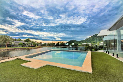 Isle Be Back Waterfront Luxury With Pool - Tourism Gold Coast 1