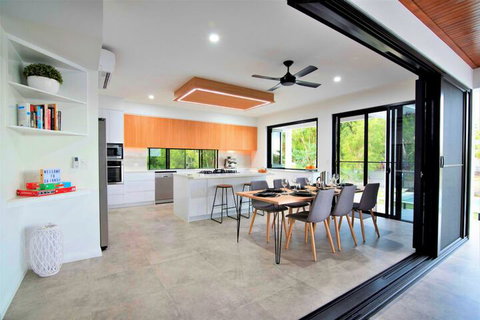 Isle Be Back Waterfront Luxury With Pool - Tourism Gold Coast 2