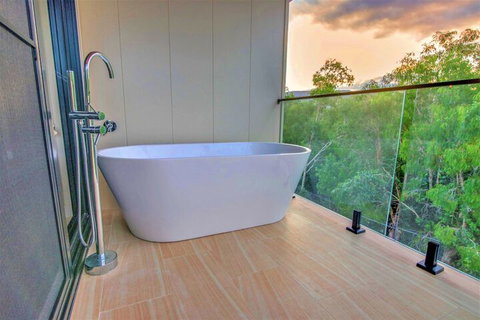 Isle Be Back Waterfront Luxury With Pool - Tourism Gold Coast 3