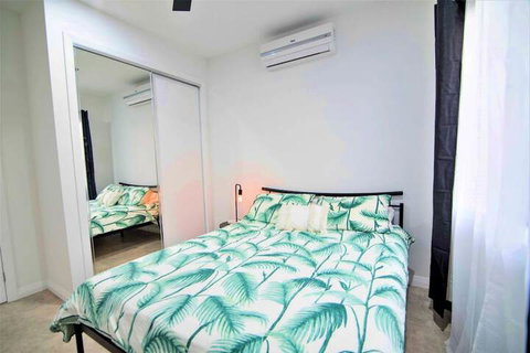Isle Be Back Waterfront Luxury With Pool - Tourism Gold Coast 5