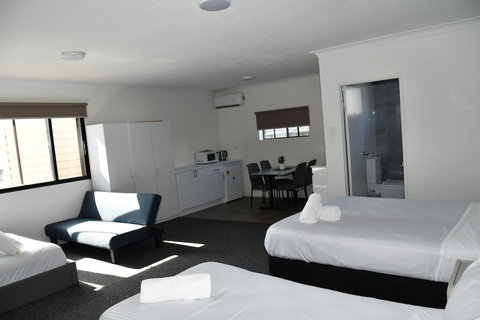 Lakeside Inn - Tourism Gold Coast 6