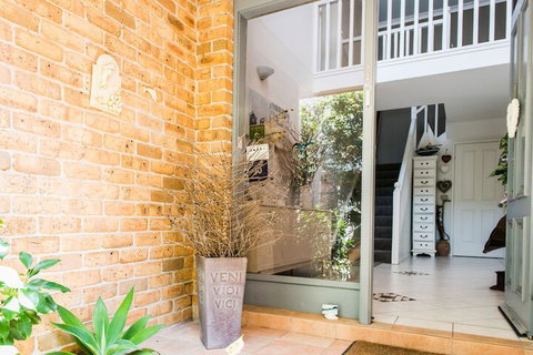 Anne's Waterfront Haven B&B - Tourism Gold Coast 2