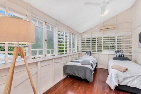 Edge Hill Holiday Home / Cairns - Tourism Gold Coast 2