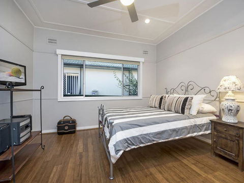 The Entrance North Lakeside Cottage - Tourism Gold Coast 4
