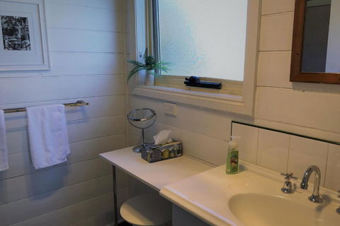 BURGESS COTTAGE King Bed For Couples - Tourism Gold Coast 3