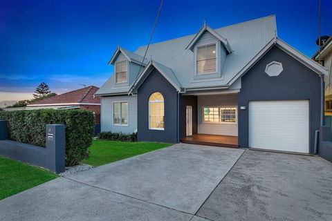 Waterview Beach House - Tourism Gold Coast 1