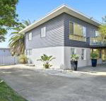 Middle Sea perfect for two families - Tourism Gold Coast