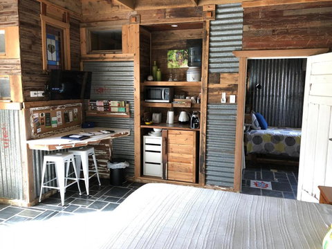 Bed In A Shed Vineyard Stay - Tourism Gold Coast 4