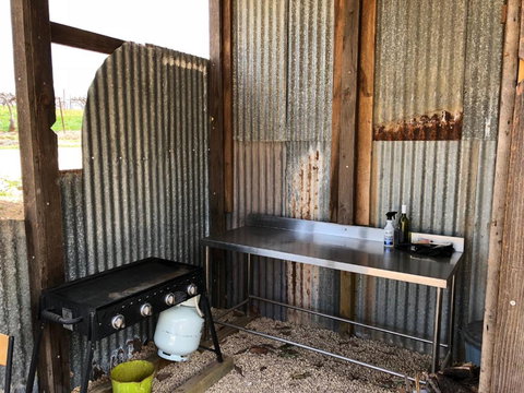 Bed In A Shed Vineyard Stay - Tourism Gold Coast 3